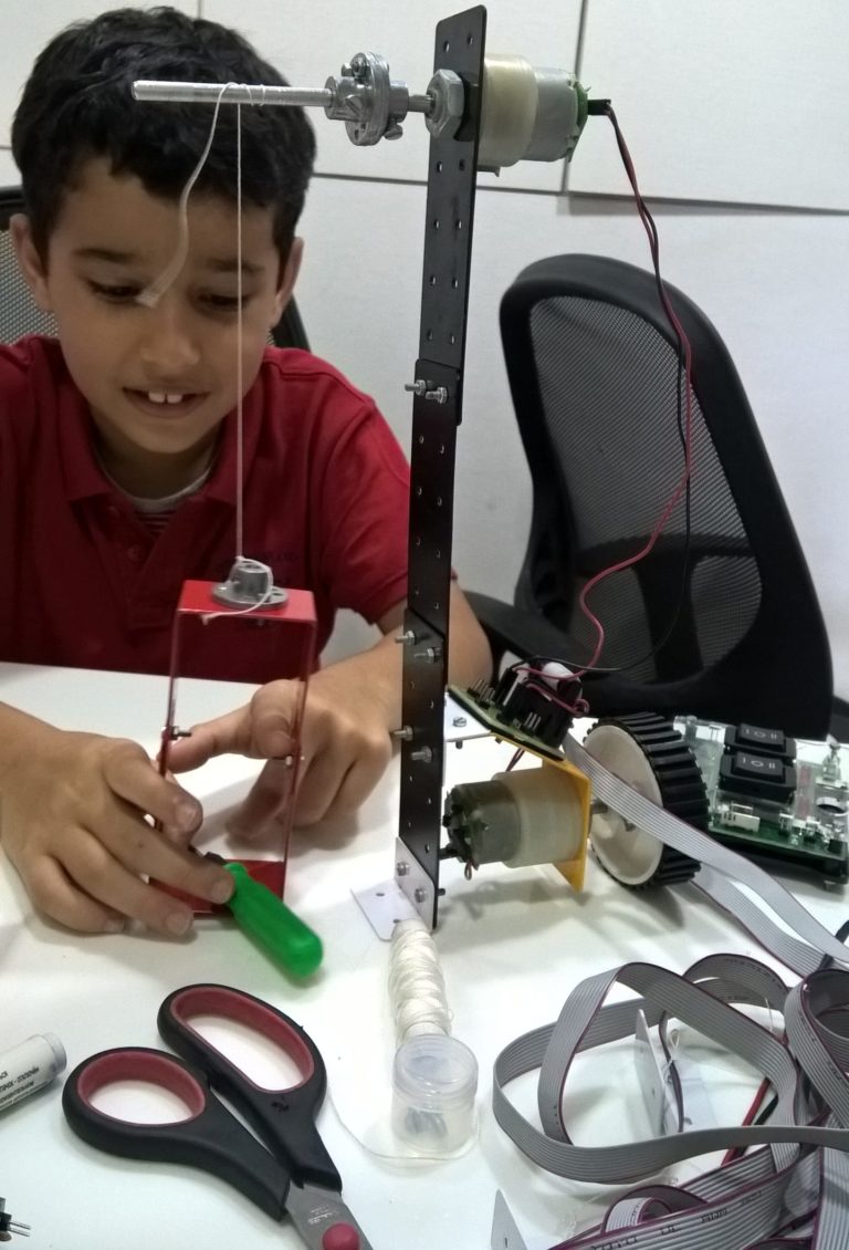 Lift using pulley mechanism – Ishaan